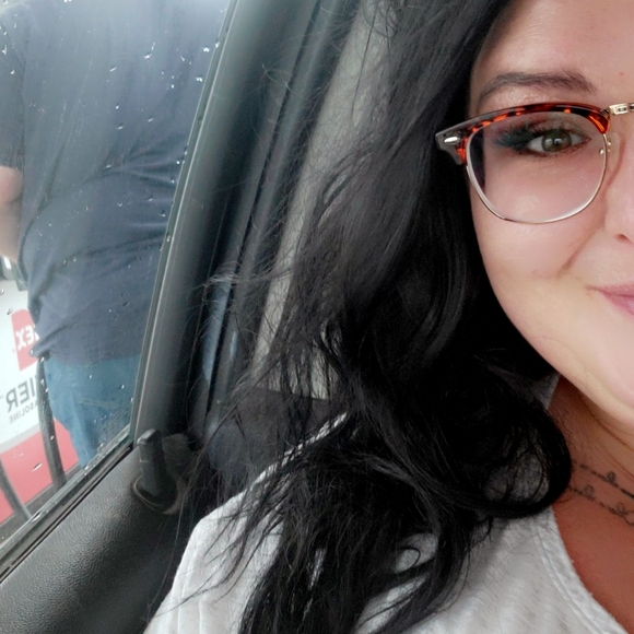 Meet your Posher, Ashley - Picture 2 of 2